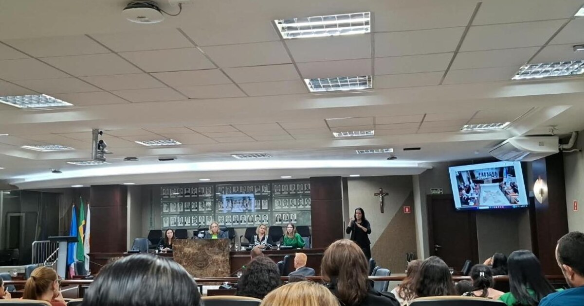 Aracruz leva proteção digital da primeira infância a seminário do MPES