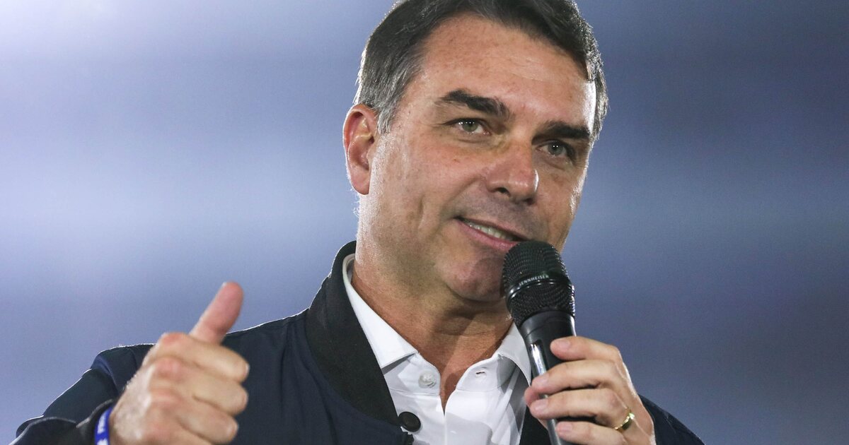 Emenda de Flávio atendeu pedido de condenado no caso Marielle, diz investigação