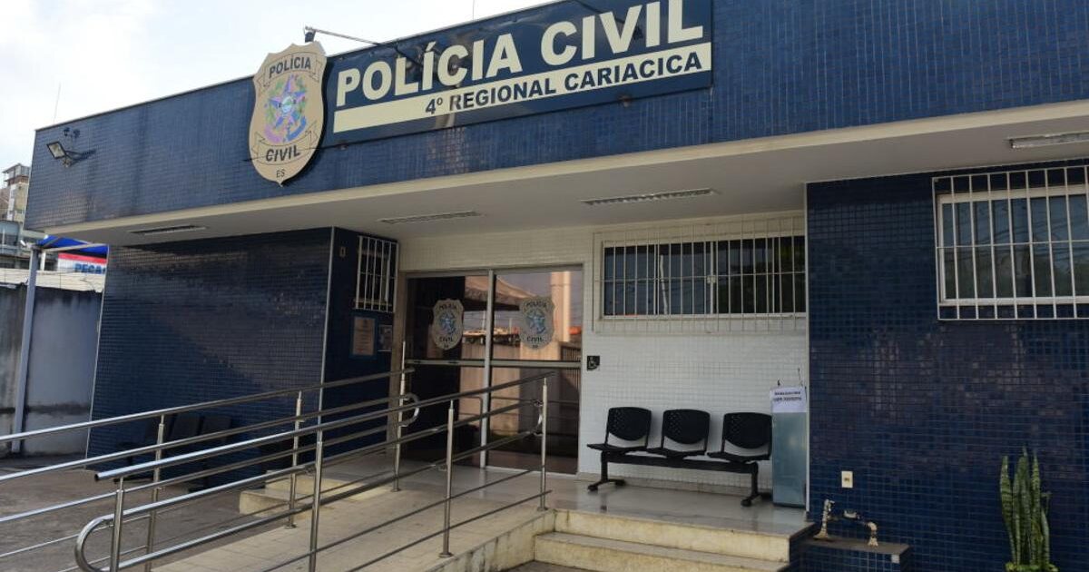 Placa caída após colisão leva guarda a motorista preso em Cariacica