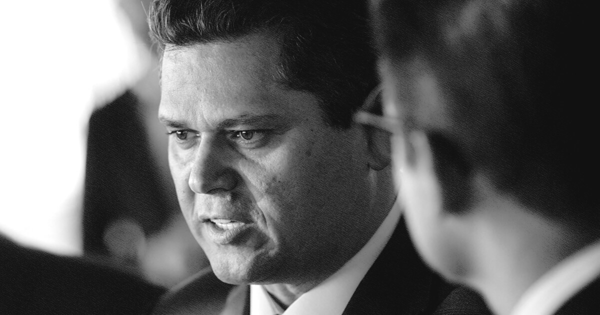 Alcolumbre busca apoio de senadores eleitos para manter presidência da Casa