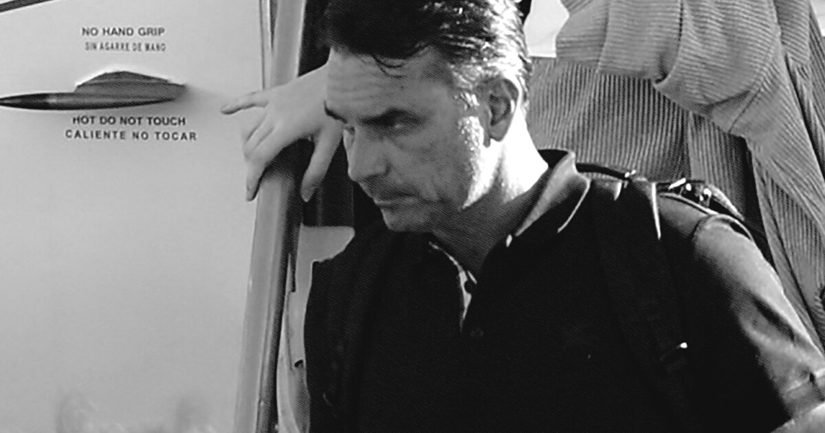 Após fuga, Flávio Bolsonaro divulga carta se autodeclarando