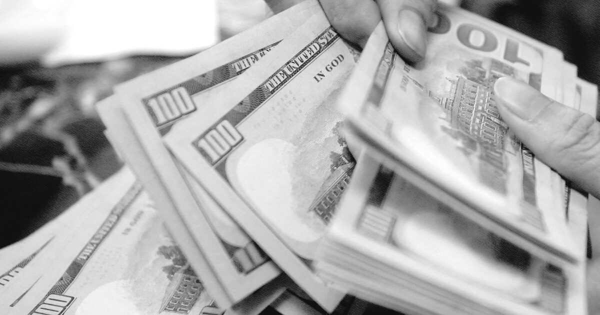 Dólar sobe 0,74% e volta a fechar acima de R$ 5