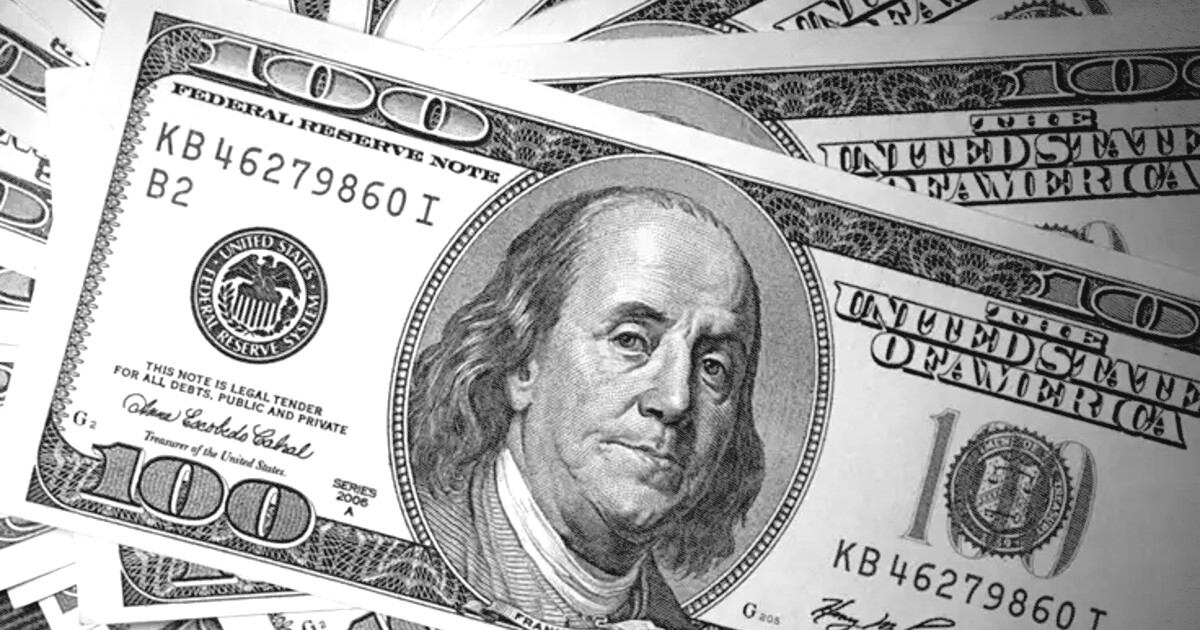 Dólar sobe e bolsa oscila com política no Brasil e juros, PIB e inflação nos EUA