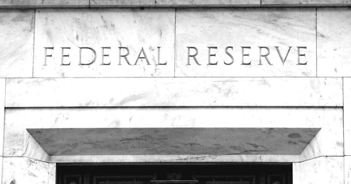 Fed mantém juros em pausa, mas aperto monetário não acabou, avaliam economistas