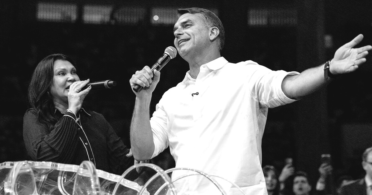 Flávio Bolsonaro canta em culto e recebe pedido simulado de voto de líder da Assembleia de Deus
