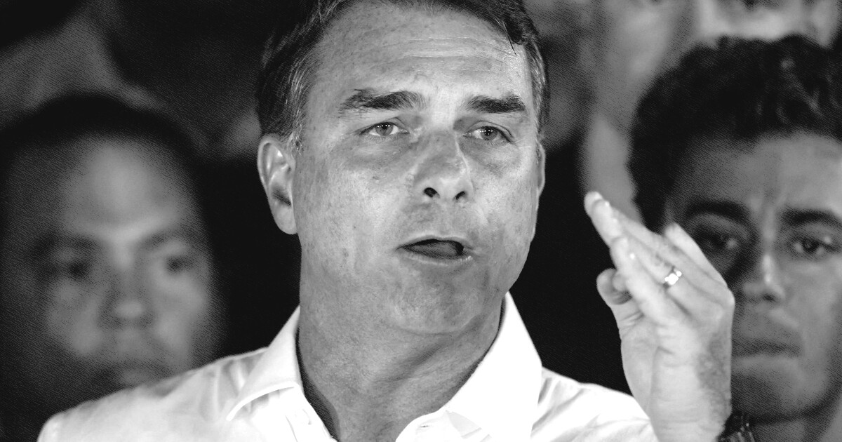Flávio Bolsonaro é intimado pela PF a entregar passaporte por ordem de Moraes e fica proibido de deixar o país