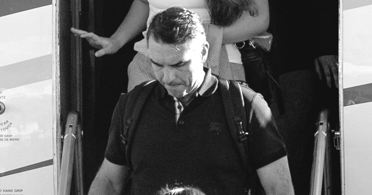 Flávio Bolsonaro fugiu em jato de empresa citada em esquema de corrupção que derrubou aliado de Milei