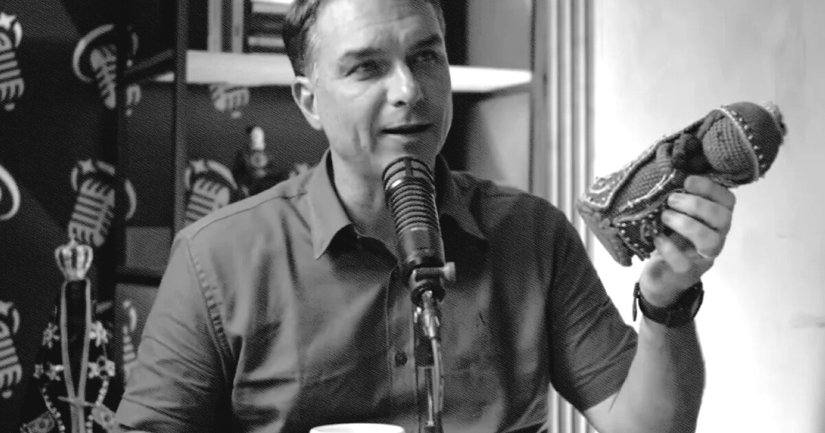 Flávio Bolsonaro leva campanha à missa da Padroeira e Lula fica no Alvorada