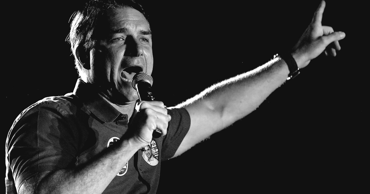 Flávio Bolsonaro tenta driblar suspeitas para chegar ao Planalto e livrar o pai
