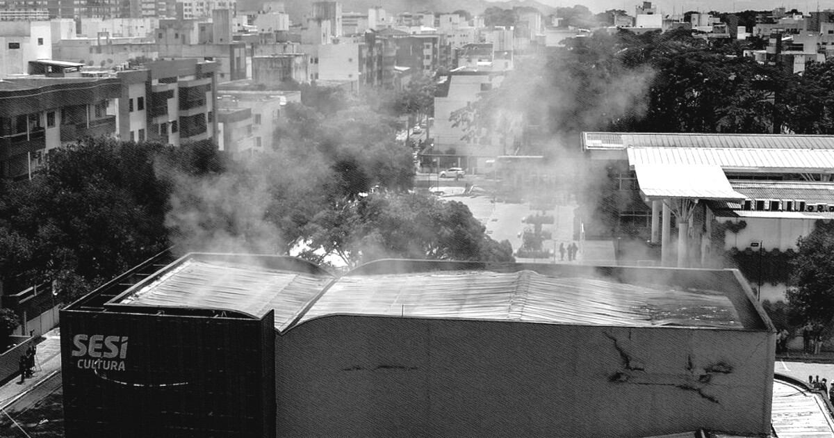 Incêndio destrói todo o interior do teatro do Sesi em Jardim da Penha