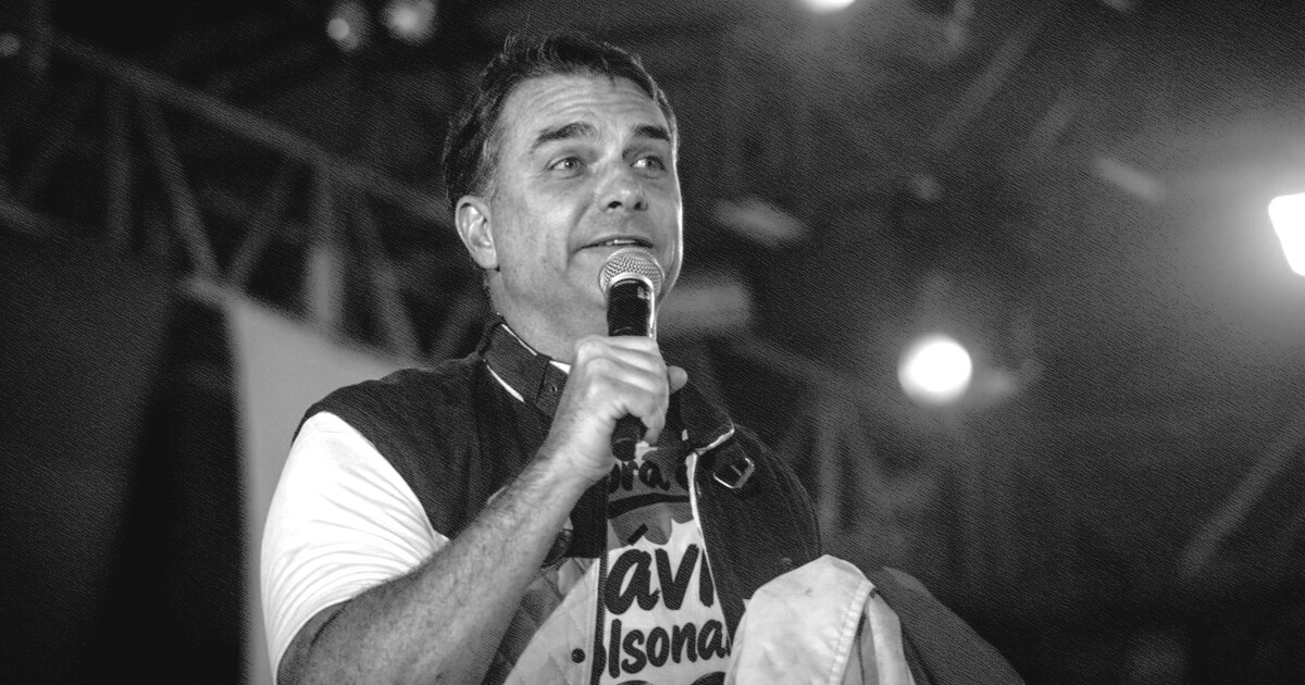 Passaportes de Flávio Bolsonaro serão cancelados após não cumprimento da decisão judicial, diz PF