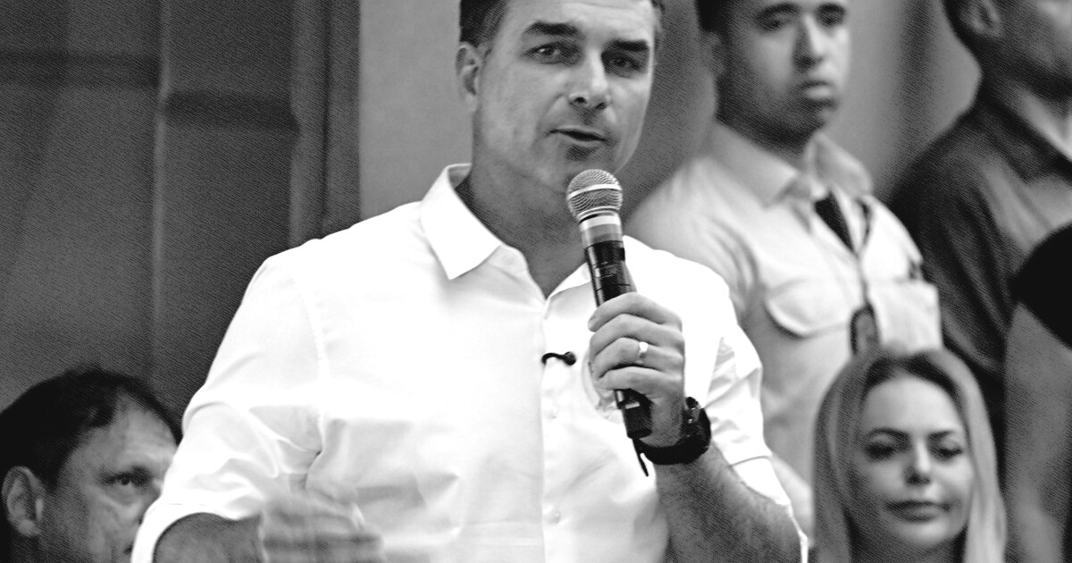 PF identifica Flávio Bolsonaro como