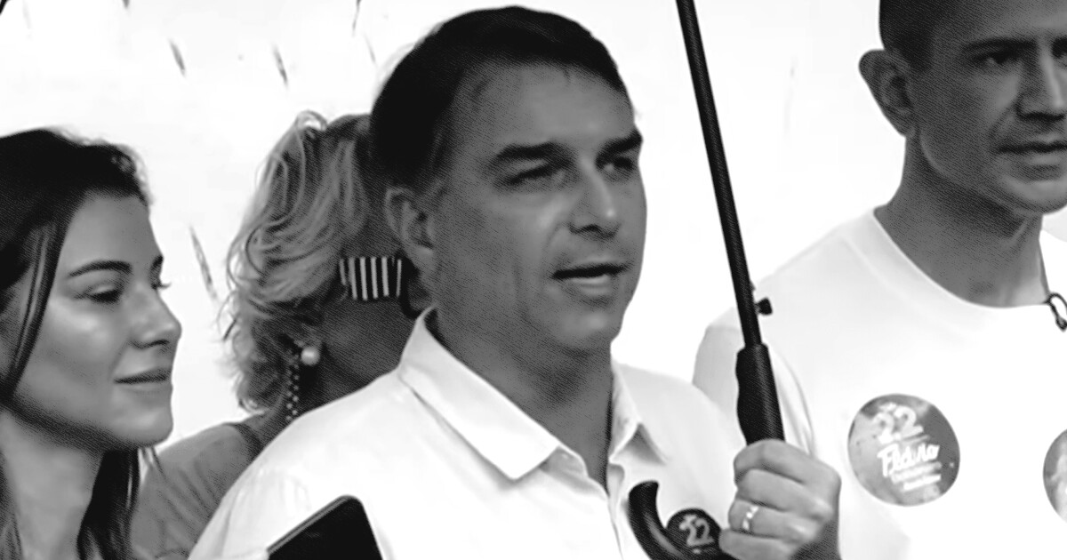 PT pede prisão de Flávio Bolsonaro e alerta vermelho da Interpol
