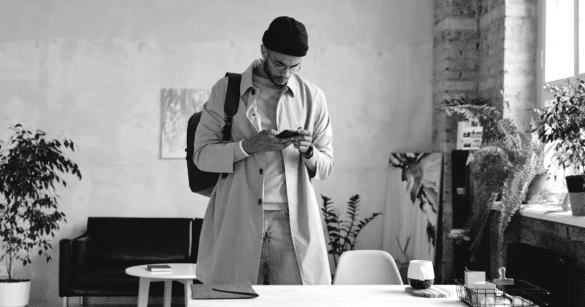 Você confere o celular várias vezes antes de sair de casa? Entenda o que a psicologia explica sobre esse hábito