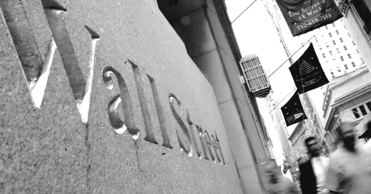Wall Street recua com expectativas de juros altos por mais tempo